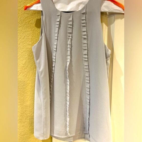 Gray‎ sleeveless size XS Loft with rows of lace in front - Picture 1 of 4